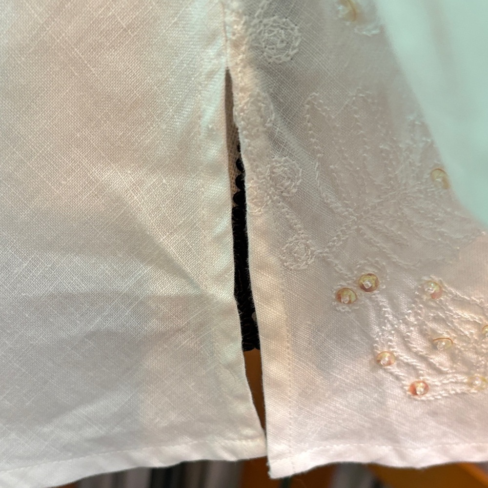 Elegant White Irish Linen Blouse with Embroidered Details - Picture 10 of 15